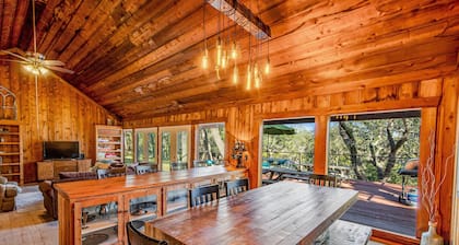 Hill country gem with private pool, deck, firepit, Ping-Pong, foosball, & WiFi
