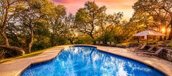 Hill country gem with private pool, deck, firepit, Ping-Pong, foosball, & WiFi