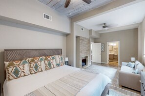 Una scrivania, Wi-Fi gratuito, lenzuola