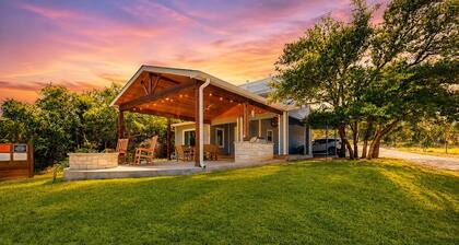 Lovely home on 2+ acres with views, firepit & outdoor kitchen - wedding perfect