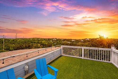 Lovely home on 2+ acres with views, firepit & outdoor kitchen - wedding perfect