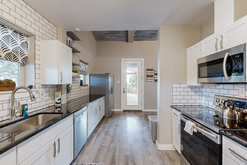 Lovely home on 2+ acres with views, firepit & outdoor kitchen - wedding perfect