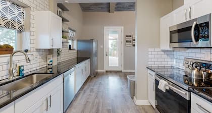 Lovely home on 2+ acres with views, firepit & outdoor kitchen - wedding perfect