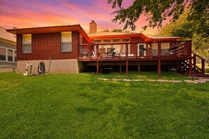 Exterior - Lovely, waterfront home - river access, large yard, lovely patio & washer/dryer (New Braunfels)