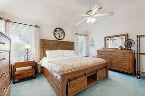 3 bedrooms, free WiFi, bed sheets, wheelchair access - Lovely, waterfront home - river access, large yard, lovely patio & washer/dryer (New Braunfels)