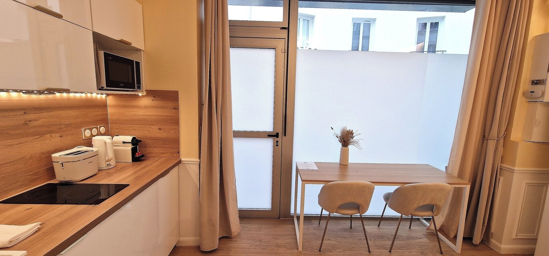 Réfrigérateur, micro-ondes, plaque de cuisson, lave-vaisselle