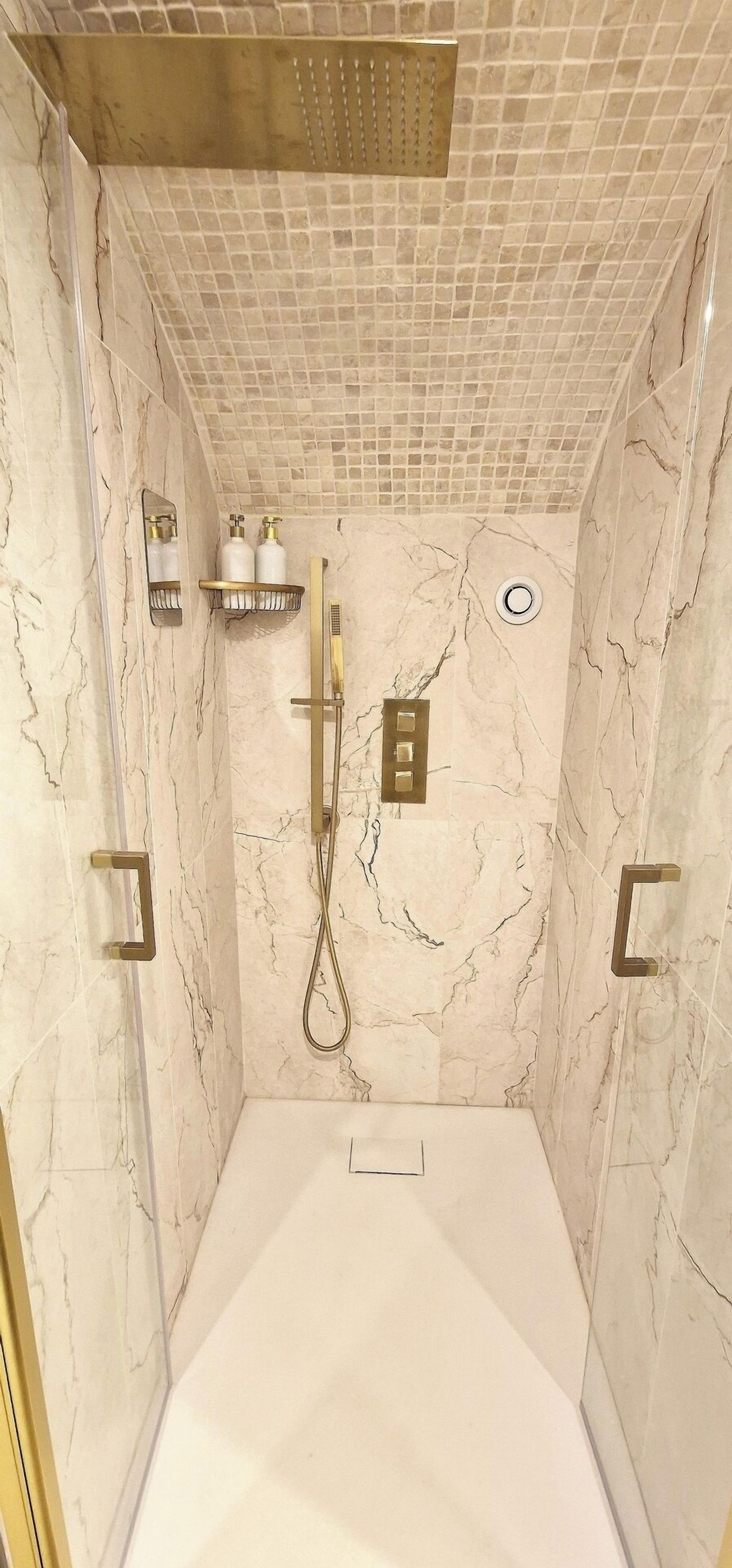 Articles de toilette gratuits, sèche-cheveux, serviettes fournies