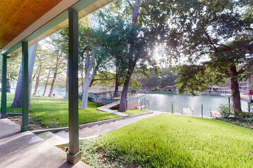 Funshine | Riverfront house in Mc Queeney with guest house, river views, grill