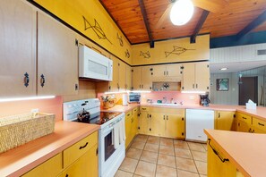 Een koelkast, een microgolfoven, een oven, een kookplaat