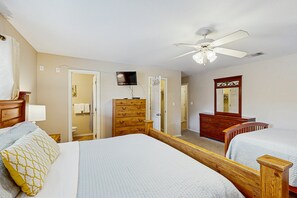 3 bedrooms, free WiFi, bed sheets - Condo by river & Schlitterbahn with pools, hot tubs, washer/dryer, central AC (New Braunfels)