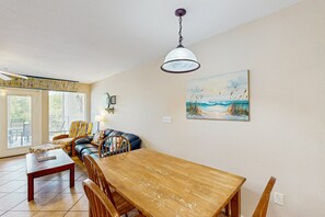 Interior - Condo by river & Schlitterbahn with pools, hot tubs, washer/dryer, central AC (New Braunfels)