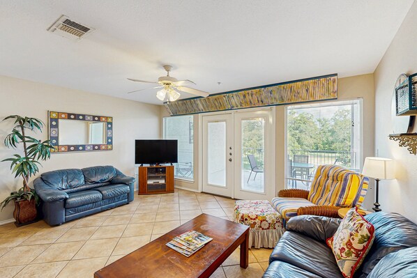 TV - Condo by river & Schlitterbahn with pools, hot tubs, washer/dryer, central AC (New Braunfels)