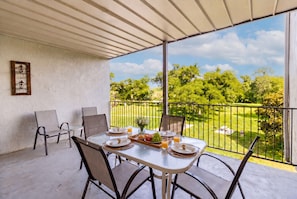 Outdoor dining - 3BR | 5 min Drive to Schlitterbahn | Pool, Hot Tub (New Braunfels)