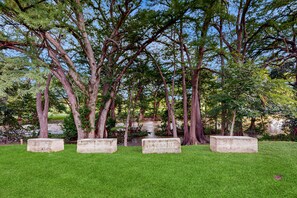 Property grounds - Condo by river & Schlitterbahn with pools, hot tubs, washer/dryer, central AC (New Braunfels)