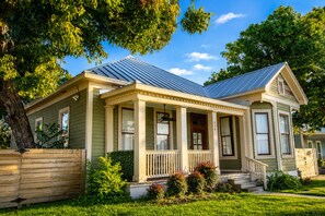 Exterior - Cozy 2BR Private Backyard | 5min Drive 2 Downtown (San Antonio)