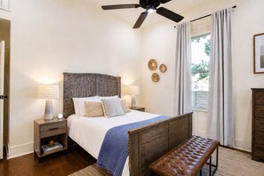Free WiFi, bed sheets - Cozy 2BR Private Backyard | 5min Drive 2 Downtown (San Antonio)
