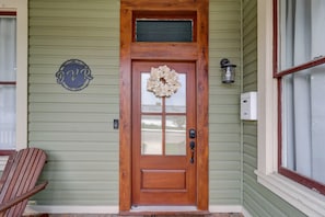 Exterior detail - Downtown home with enclosed backyard, deck, streaming, washer/dryer, central AC (San Antonio)