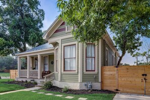 Exterior - Downtown home with enclosed backyard, deck, streaming, washer/dryer, central AC (San Antonio)