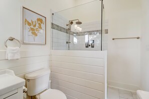 Shower, towels - Downtown home with enclosed backyard, deck, streaming, washer/dryer, central AC (San Antonio)