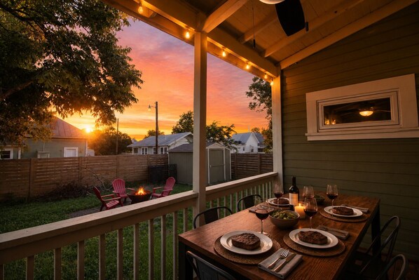 Outdoor dining - Cozy 2BR Private Backyard | 5min Drive 2 Downtown (San Antonio)