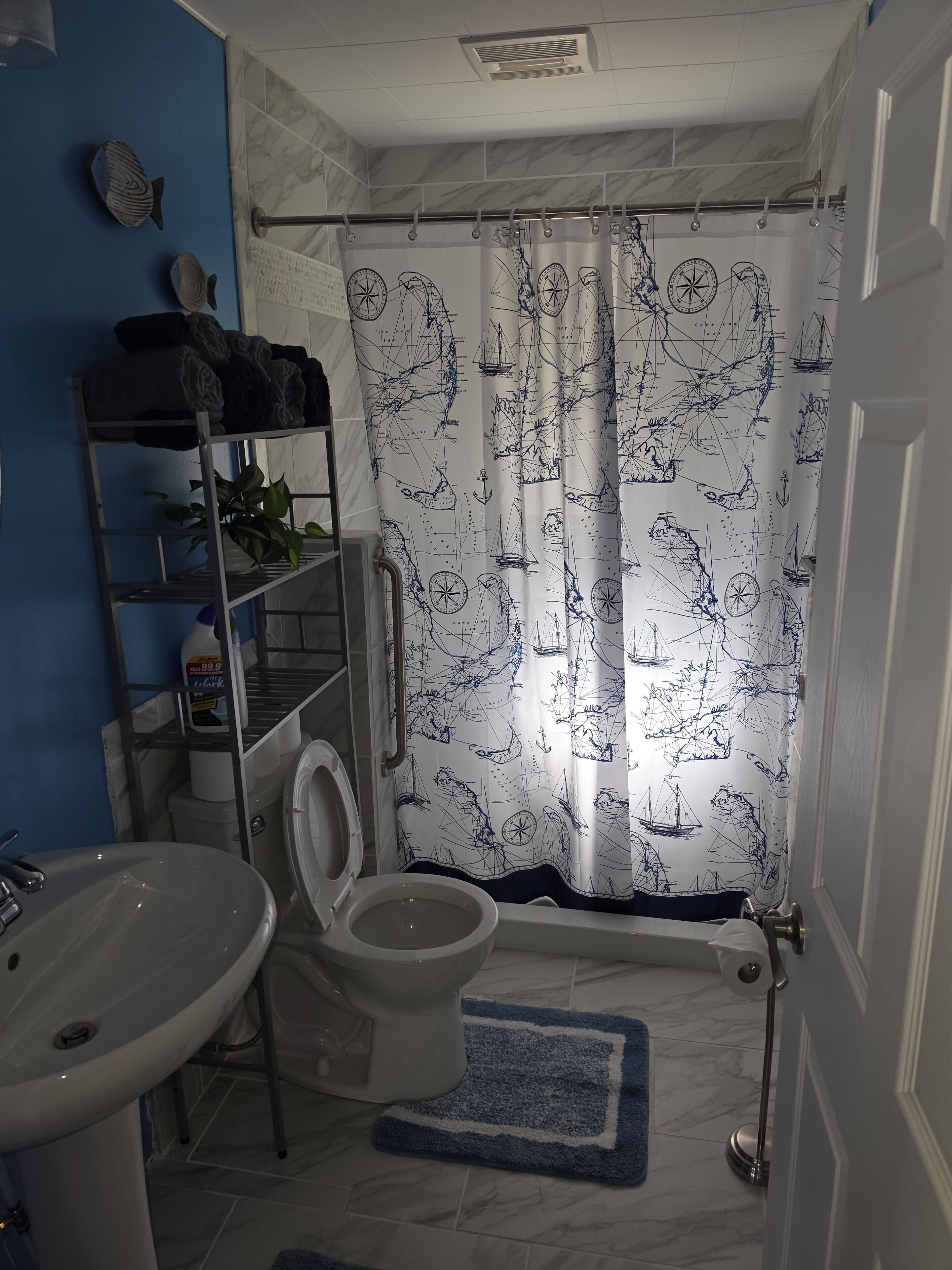 Douche, serviettes fournies, papier toilette