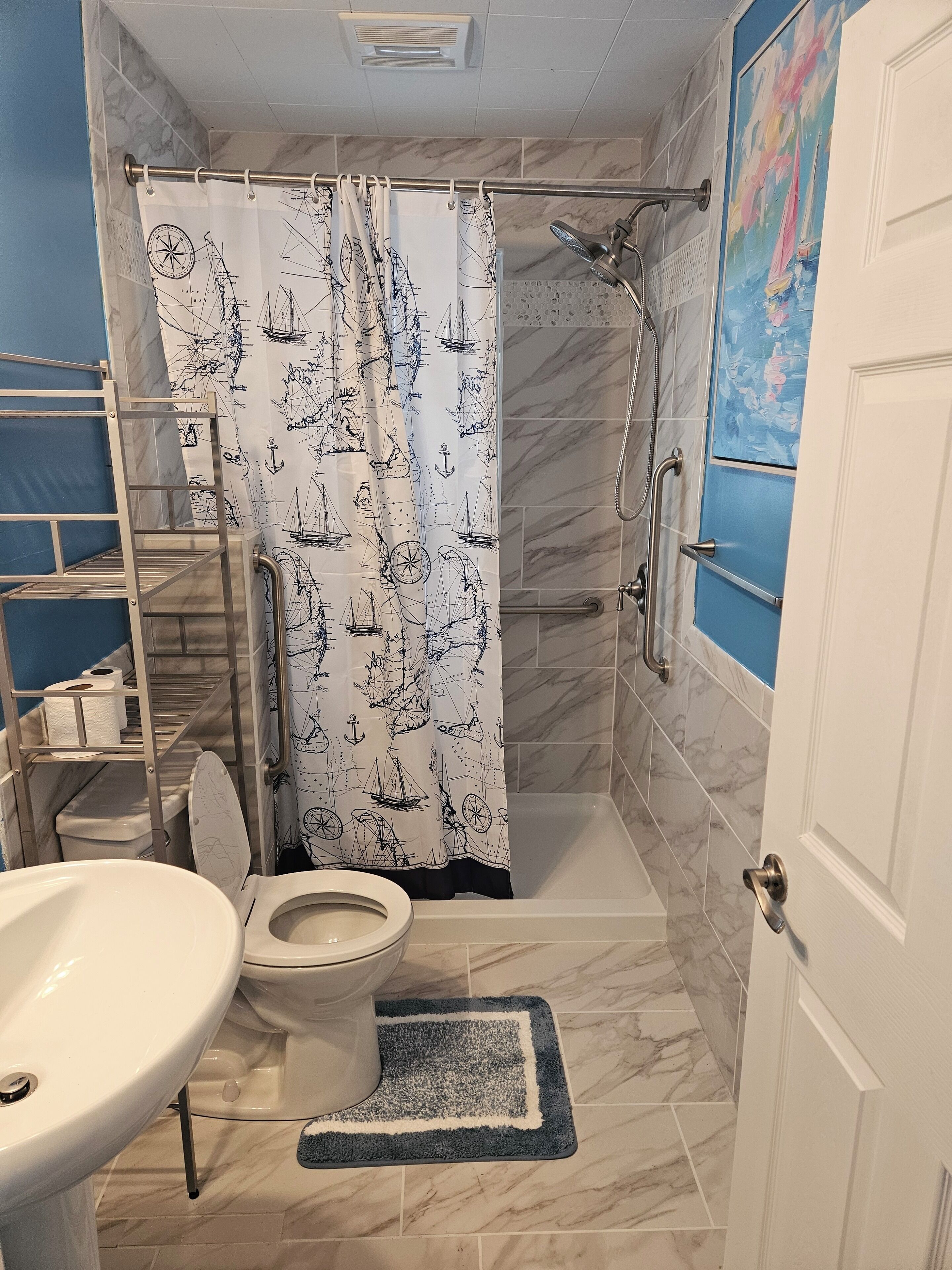 Douche, serviettes fournies, papier toilette