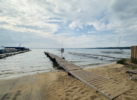 Beach. Adorable 2-bedroom cabin in Higgins Lake perfect for a getaway