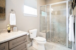 Shower, towels - Steps to Remi's Ridge & Hayes Hollow Century Oak Casita - Near Canyon Lake (Spring Branch)
