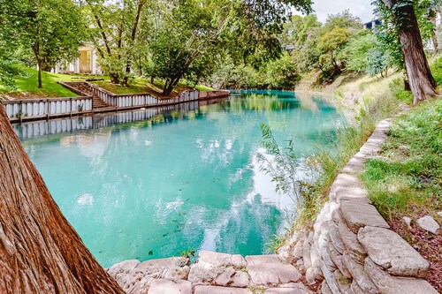 Condo with pool, hot tub, grills | Walk to Schlitterbahn!