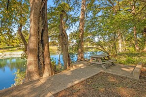 Outdoor dining - Waterfront condo with a pool, central AC, washer/dryer - snowbirds welcome (New Braunfels)