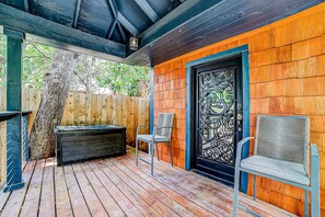 Terrace/patio - Dog-friendly home with large patio, W/D & central AC (San Antonio)