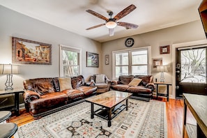 TV - Dog-friendly home with large patio, W/D & central AC (San Antonio)