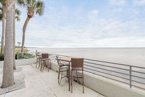 Outdoor dining - Bayside Beach Beauty Studio | Sleeps 4 (Miramar Beach)