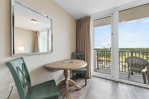 Dining - Bayside Beach Beauty Studio | Sleeps 4 (Miramar Beach)