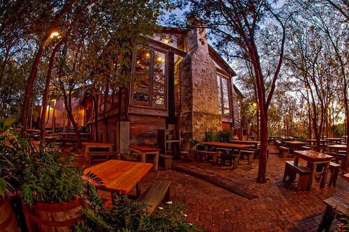 Luxury Condo on Guadalup River-5 Star Amenities-Walk to Gruene