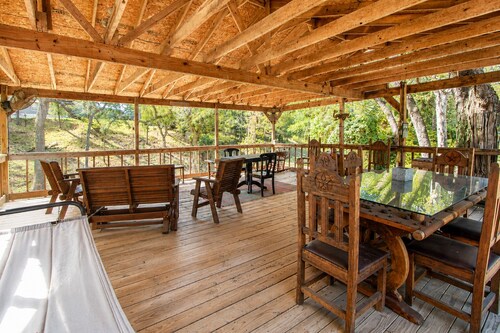 Charming dog-friendly home with expansive deck - near boat ramp & attractions