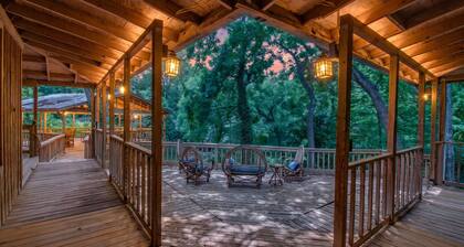 Charming dog-friendly home with expansive deck - near boat ramp & attractions
