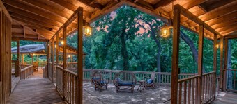 Charming dog-friendly home with expansive deck - near boat ramp & attractions