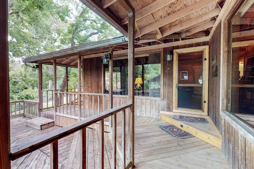 Charming dog-friendly home with expansive deck - near boat ramp & attractions