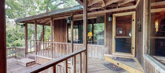 Charming dog-friendly home with expansive deck - near boat ramp & attractions