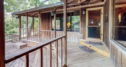 Charming dog-friendly home with expansive deck - near boat ramp & attractions