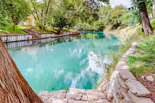 Condo with pool, hot tub, grills, washer/dryer, central AC - snowbirds welcome