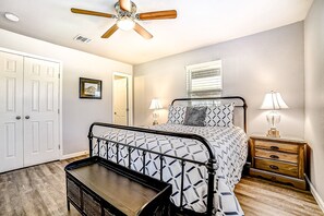 Free WiFi, bed sheets - Fully updated home with deck, gorgeous views, about 30 minutes from downtown (New Braunfels)