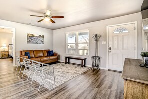 TV - Fully updated home with deck, gorgeous views, about 30 minutes from downtown (New Braunfels)