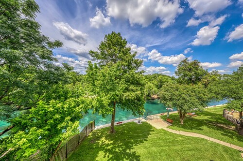 Riverfront condo with pool & hot tub, walk everywhere