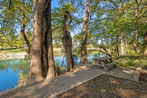Outdoor dining - River view condo with a pool, washer/dryer, central AC - snowbirds welcome (New Braunfels)