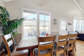Dining - Cozy house with spacious living space, large patio, WIFI and Hill country views (New Braunfels)