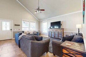 TV, DVD player - Cozy house with spacious living space, large patio, WIFI and Hill country views (New Braunfels)