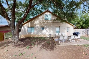 Outdoor dining - Spacious dog-friendly home, close to park with patio, AC, & W/D (San Antonio)