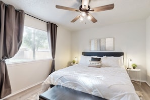Internet, bed sheets - Spacious dog-friendly home, close to park with patio, AC, & W/D (San Antonio)